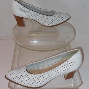 Courtney Taylor White Leather Pumps Size 10 Medium - image 1